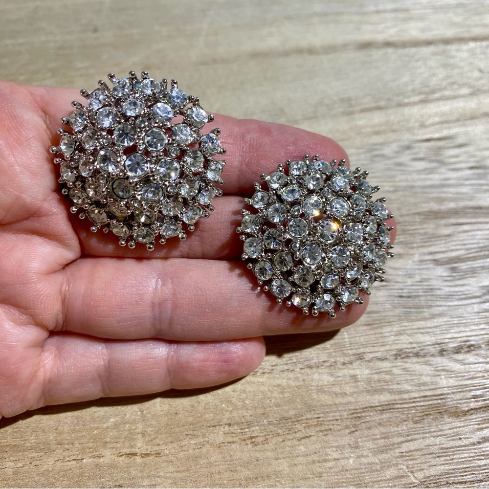 ST JOHN - VINTAGE - Large Round Cluster Crystal Rhinestone Clip-on Earrings - Picture 2 of 5